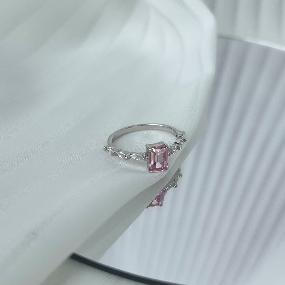 [Vivid Aurora]1.0 Carat Dainty Resplendent Radiant Cut Daily Ring